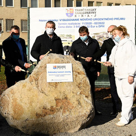 Zväčšiť fotografiu - Pred 60 rokmi otvorili v bojniciach nemocnicu - zakladny kamen novy urgentny prijem