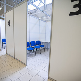 Zväčšiť fotografiu - Prihláste sa na očkovanie v kvc už tento víkend! toto potrebujete vedieť - TSK_príprava vakcinačného centra_mini(13)