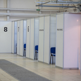 Zväčšiť fotografiu - Prihláste sa na očkovanie v kvc už tento víkend! toto potrebujete vedieť - TSK_príprava vakcinačného centra_mini(7)