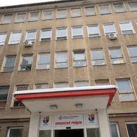Zväčšiť fotografiu - Rekonštrukcia pôrodných sál v považskobystrickej nemocnici sa predĺži - 20221215_001w