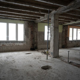 Zväčšiť fotografiu - Rekonštrukcia pôrodných sál v považskobystrickej nemocnici sa predĺži - 20221215_010w