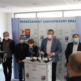 Zväčšiť fotografiu - Štáb odporučil sprísnenie opatrení v nemocniciach i prímestskej autobusovej doprave - IMG_8749