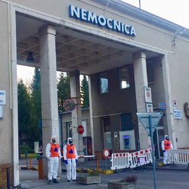 Zväčšiť fotografiu - Štáb odporučil sprísnenie opatrení v nemocniciach i prímestskej autobusovej doprave - image5