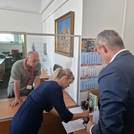 Zväčšiť fotografiu - Takmer 35 tisíc podpisov dnes odovzdali na ministerstve zdravotníctva - 20230626_132213