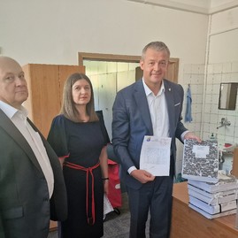 Zväčšiť fotografiu - Takmer 35 tisíc podpisov dnes odovzdali na ministerstve zdravotníctva - 20230626_132302