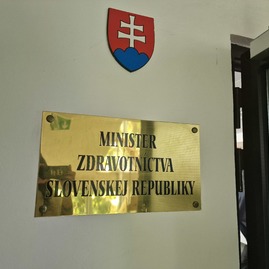 Zväčšiť fotografiu - Takmer 35 tisíc podpisov dnes odovzdali na ministerstve zdravotníctva - 20230626_132429
