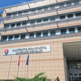 Zväčšiť fotografiu - Takmer 35 tisíc podpisov dnes odovzdali na ministerstve zdravotníctva - 20230626_142207