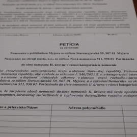 Zväčšiť fotografiu - Takmer 35 tisíc podpisov dnes odovzdali na ministerstve zdravotníctva - IMG_5206