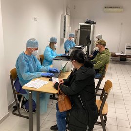 Zväčšiť fotografiu - Takto vyzeral prvý očkovací víkend v novom mobilnom očkovacom centre v prievidzi! - 271211134_1508100752909104_4294073909937214003_n