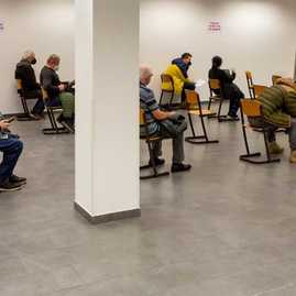 Zväčšiť fotografiu - Takto vyzeral prvý očkovací víkend v novom mobilnom očkovacom centre v prievidzi! - index4