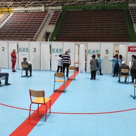 Zväčšiť fotografiu - Tento víkend očkuje župa poslednýkrát vakcínou od výrobcu astrazeneca - Očkovanie_05-1 (153)