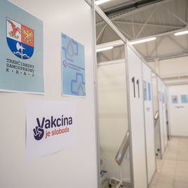 Zväčšiť fotografiu - Tento víkend očkuje župa poslednýkrát vakcínou od výrobcu astrazeneca - TSK_Otvorenie VKOC Trenčín-14