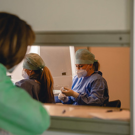 Zväčšiť fotografiu - Tento víkend očkuje župa poslednýkrát vakcínou od výrobcu astrazeneca - TSK_Otvorenie VKOC Trenčín-201