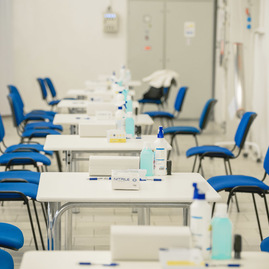 Zväčšiť fotografiu - Tento víkend očkuje župa poslednýkrát vakcínou od výrobcu astrazeneca - TSK_Otvorenie VKOC Trenčín-5