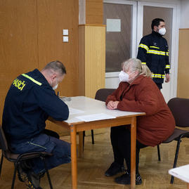 Zväčšiť fotografiu - Trenčianska župa pomáha s očkovaním priamo v obciach - 20211127_BOSACA_ockovanie_005w