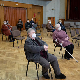 Zväčšiť fotografiu - Trenčianska župa pomáha s očkovaním priamo v obciach - 20211127_BOSACA_ockovanie_015w