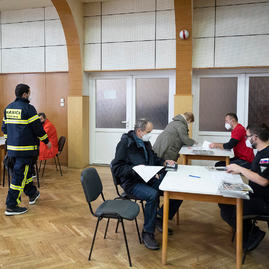 Zväčšiť fotografiu - Trenčianska župa pomáha s očkovaním priamo v obciach - 20211127_BOSACA_ockovanie_016w