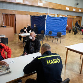 Zväčšiť fotografiu - Trenčianska župa pomáha s očkovaním priamo v obciach - 20211127_BOSACA_ockovanie_017w