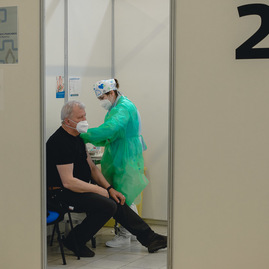 Zväčšiť fotografiu - Tsk opäť zvyšuje víkendové kapacity vo svojich očkovacích centrách - TSK_Otvorenie VKOC Trenčín-113