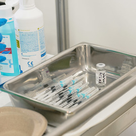 Zväčšiť fotografiu - Tsk opäť zvyšuje víkendové kapacity vo svojich očkovacích centrách - TSK_Otvorenie VKOC Trenčín-175