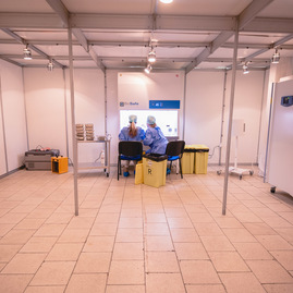 Zväčšiť fotografiu - Tsk opäť zvyšuje víkendové kapacity vo svojich očkovacích centrách - TSK_Otvorenie VKOC Trenčín-47