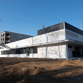 Zväčšiť fotografiu - Urgentný príjem bojnickej nemocnice tesne pred dokončením - 20220314_BOJNICE_003w