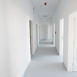Zväčšiť fotografiu - Urgentný príjem bojnickej nemocnice tesne pred dokončením - 20220314_BOJNICE_005w