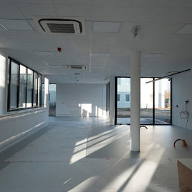 Zväčšiť fotografiu - Urgentný príjem bojnickej nemocnice tesne pred dokončením - 20220314_BOJNICE_025w