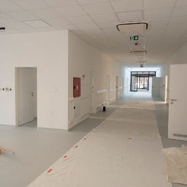 Zväčšiť fotografiu - Urgentný príjem bojnickej nemocnice tesne pred dokončením - 20220314_BOJNICE_026w