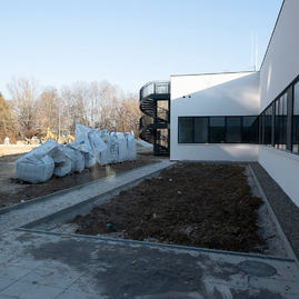 Zväčšiť fotografiu - Urgentný príjem bojnickej nemocnice tesne pred dokončením - 20220314_BOJNICE_027w