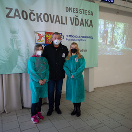 Zväčšiť fotografiu - Už aj obyvatelia hornej nitry sa očkujú vo veľkom! - DSC_9574