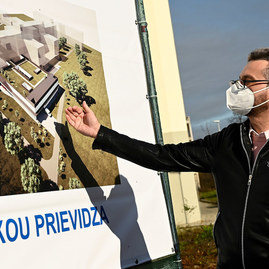 Zväčšiť fotografiu - V bojnickej nemocnici vyrástol základný skelet nového urgentného príjmu - 20201118_BOJ_nemocnica_023w