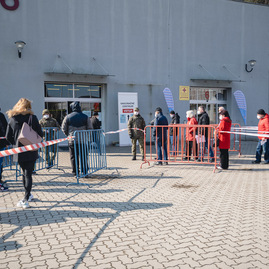 Zväčšiť fotografiu - V dvoch vkoc bolo podaných viac ako 6 tisíc dávok vakcín, očkované boli prvýkrát aj deti - 1
