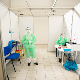 Zväčšiť fotografiu - V dvoch vkoc bolo podaných viac ako 6 tisíc dávok vakcín, očkované boli prvýkrát aj deti - 2