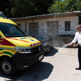 Zväčšiť fotografiu - V myjavskej nemocnici uviedli do života nové sanitné vozidlo rlp - 20200710_MY_NsP_sanitka_040w