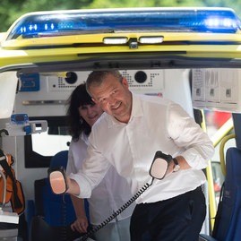 Zväčšiť fotografiu - V myjavskej nemocnici uviedli do života nové sanitné vozidlo rlp - 20200710_MY_NsP_sanitka_057w
