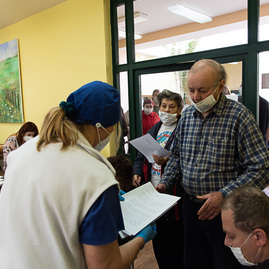 Zväčšiť fotografiu - V najväčšom župnom zariadení sociálnych služieb sa podávala tretia dávka vakcíny - TSK_CSS Bôrik_3.dávka_mini (19 of 48)