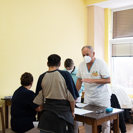 Zväčšiť fotografiu - V najväčšom župnom zariadení sociálnych služieb sa podávala tretia dávka vakcíny - TSK_CSS Bôrik_3.dávka_mini (8 of 48)