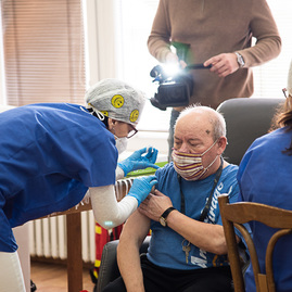 Zväčšiť fotografiu - V najväčšom župnom zariadení sociálnych služieb sa podávala tretia dávka vakcíny - TSK_CSS Bôrik_3.dávka_mini (9 of 48)