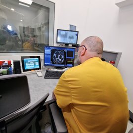 Zväčšiť fotografiu - V trenčíne pribudla moderná magnetická rezonancia - 20231023_095138