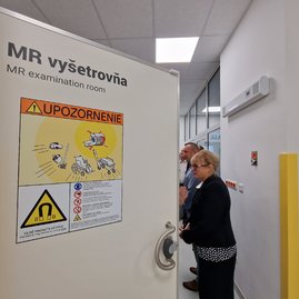Zväčšiť fotografiu - V trenčíne pribudla moderná magnetická rezonancia - 20231023_102843
