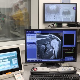 Zväčšiť fotografiu - V trenčíne pribudla moderná magnetická rezonancia - IMG_8303