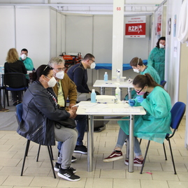 Zväčšiť fotografiu - Veľkokapacitné krajské očkovacie centrá premiérovo očkujú už aj vakcínou pfizer/biontech - IMG_0040