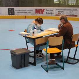 Zväčšiť fotografiu - Víkendové očkovanie vo vkoc vakcínou comirnaty pokračuje aj bez objednania - Očkovanie_05-1 (78)