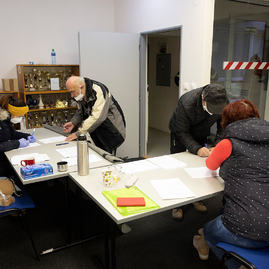 Zväčšiť fotografiu - Výjazdové tímy župných nemocníc spolu s vkoc podal za sobotu viac ako 1 200 dávok vakcín - 20211204_BREZOVA_POD_BRADLOM_ockovanie_003w
