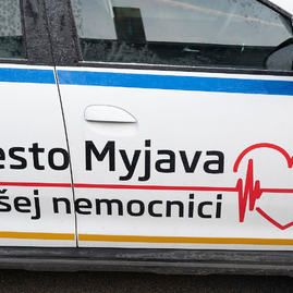 Zväčšiť fotografiu - Výjazdové tímy župných nemocníc spolu s vkoc podal za sobotu viac ako 1 200 dávok vakcín - 20211204_BREZOVA_POD_BRADLOM_ockovanie_032w