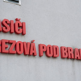 Zväčšiť fotografiu - Výjazdové tímy župných nemocníc spolu s vkoc podal za sobotu viac ako 1 200 dávok vakcín - 20211204_BREZOVA_POD_BRADLOM_ockovanie_034w