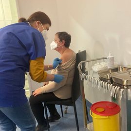 Zväčšiť fotografiu - Výjazdové tímy župných nemocníc spolu s vkoc podal za sobotu viac ako 1 200 dávok vakcín - 259825644_337305328203854_8792497233158711317_n-2