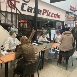 Zväčšiť fotografiu - Výjazdové tímy župných nemocníc spolu s vkoc podal za sobotu viac ako 1 200 dávok vakcín - 259878402_966797810852031_3921396550946529815_n