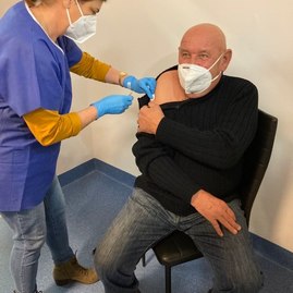 Zväčšiť fotografiu - Výjazdové tímy župných nemocníc spolu s vkoc podal za sobotu viac ako 1 200 dávok vakcín - 260433601_464676478503230_1340576533275386709_n